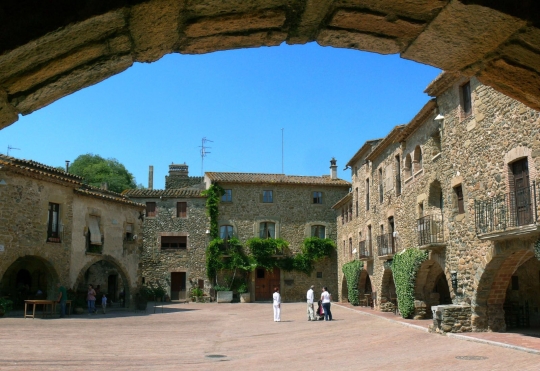 Cruïlles, Monells i Sant Sadurní de l'Heura | Barcelona Film Commission